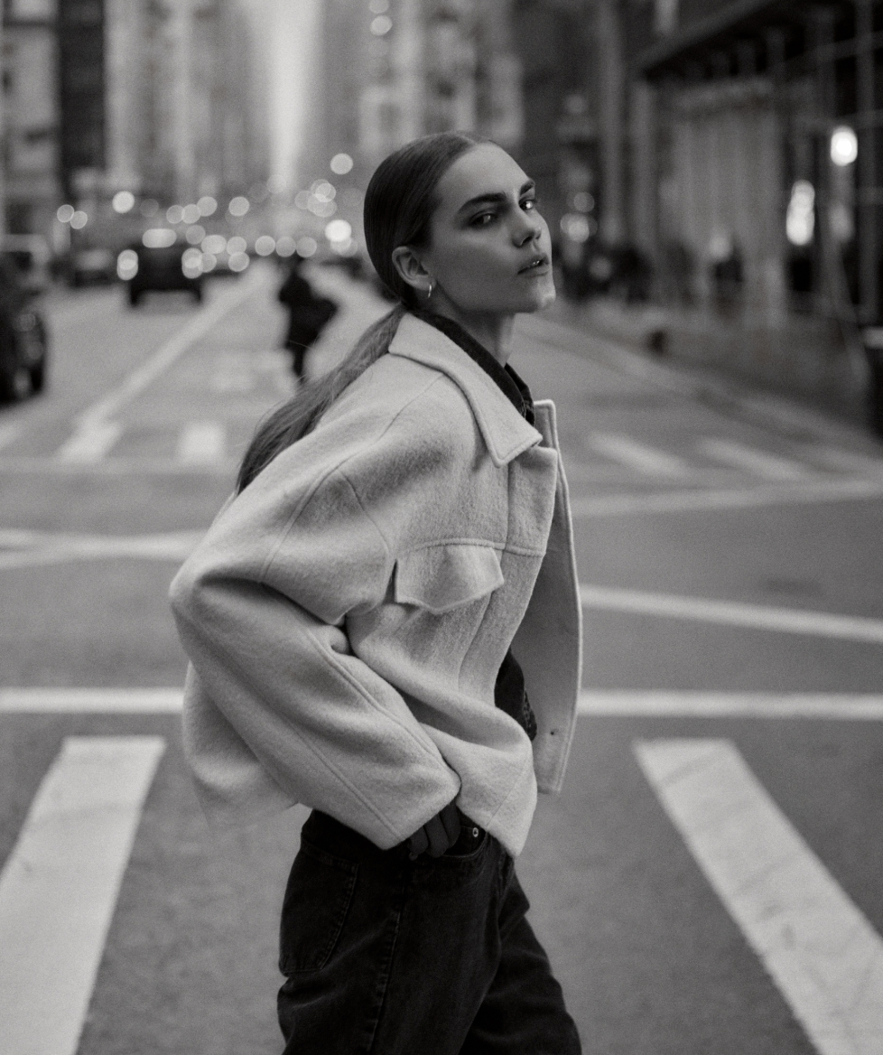 Een vrouw gekleed in een wollen jas.