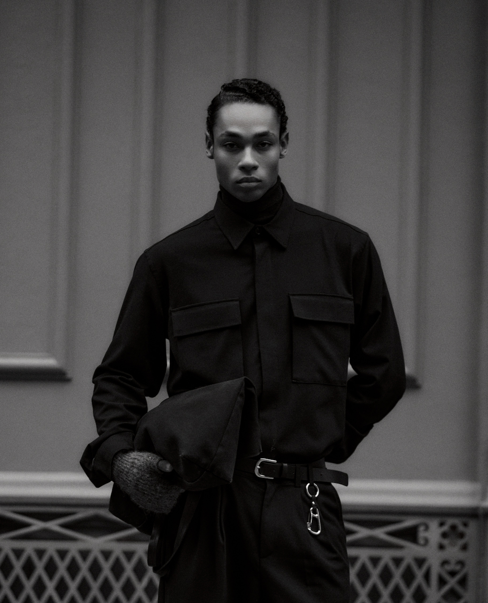 Man met een armygroene overshirt.