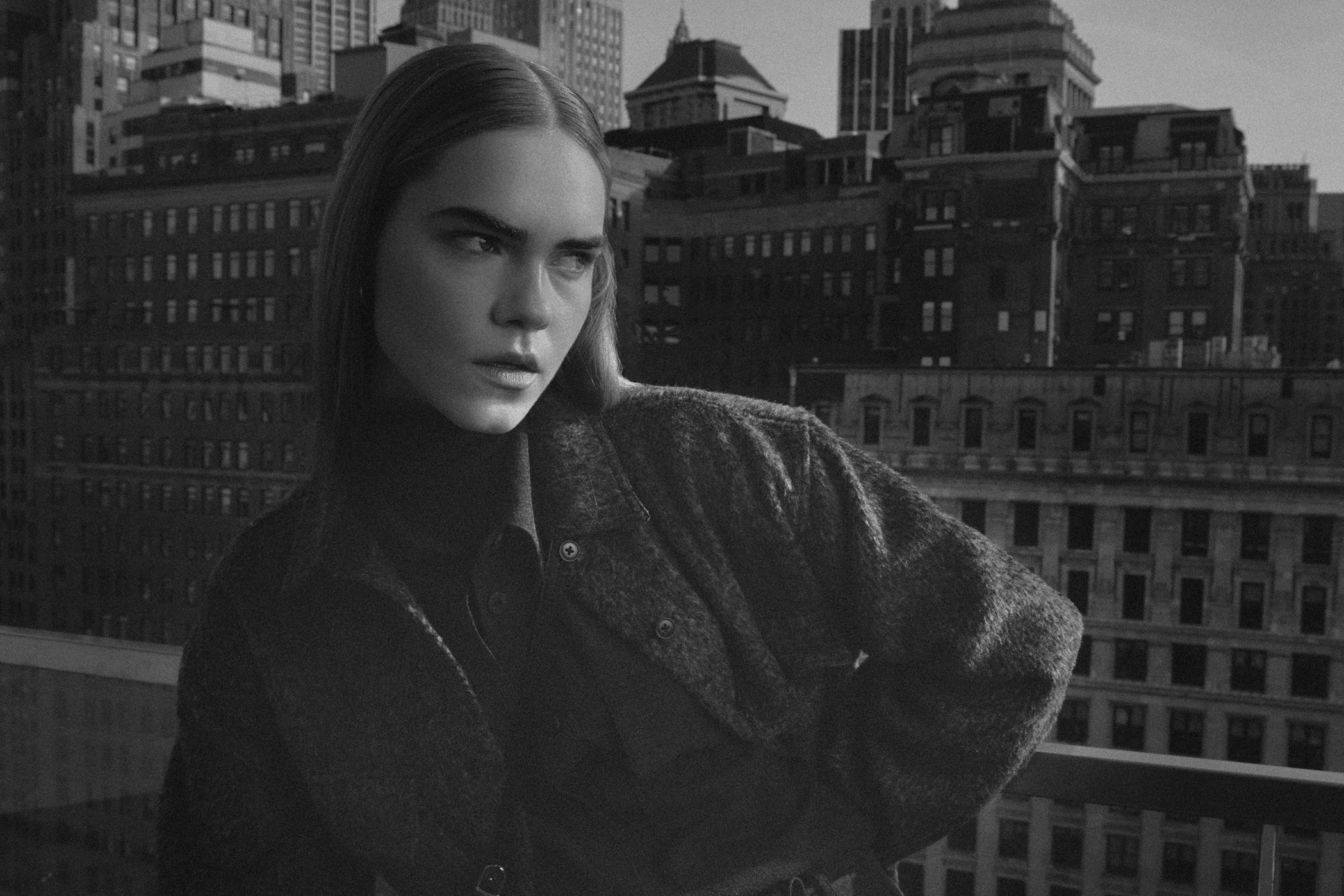 Een man en een vrouw in New York, gekleed in kleding van Minimum.