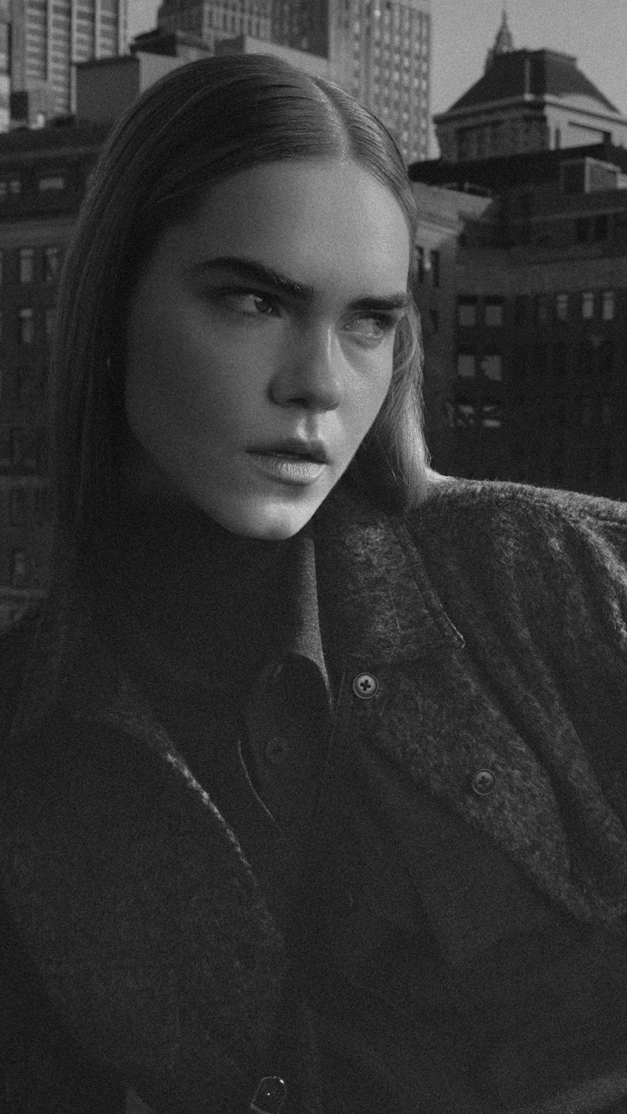 Een man en een vrouw in New York, gekleed in kleding van Minimum.