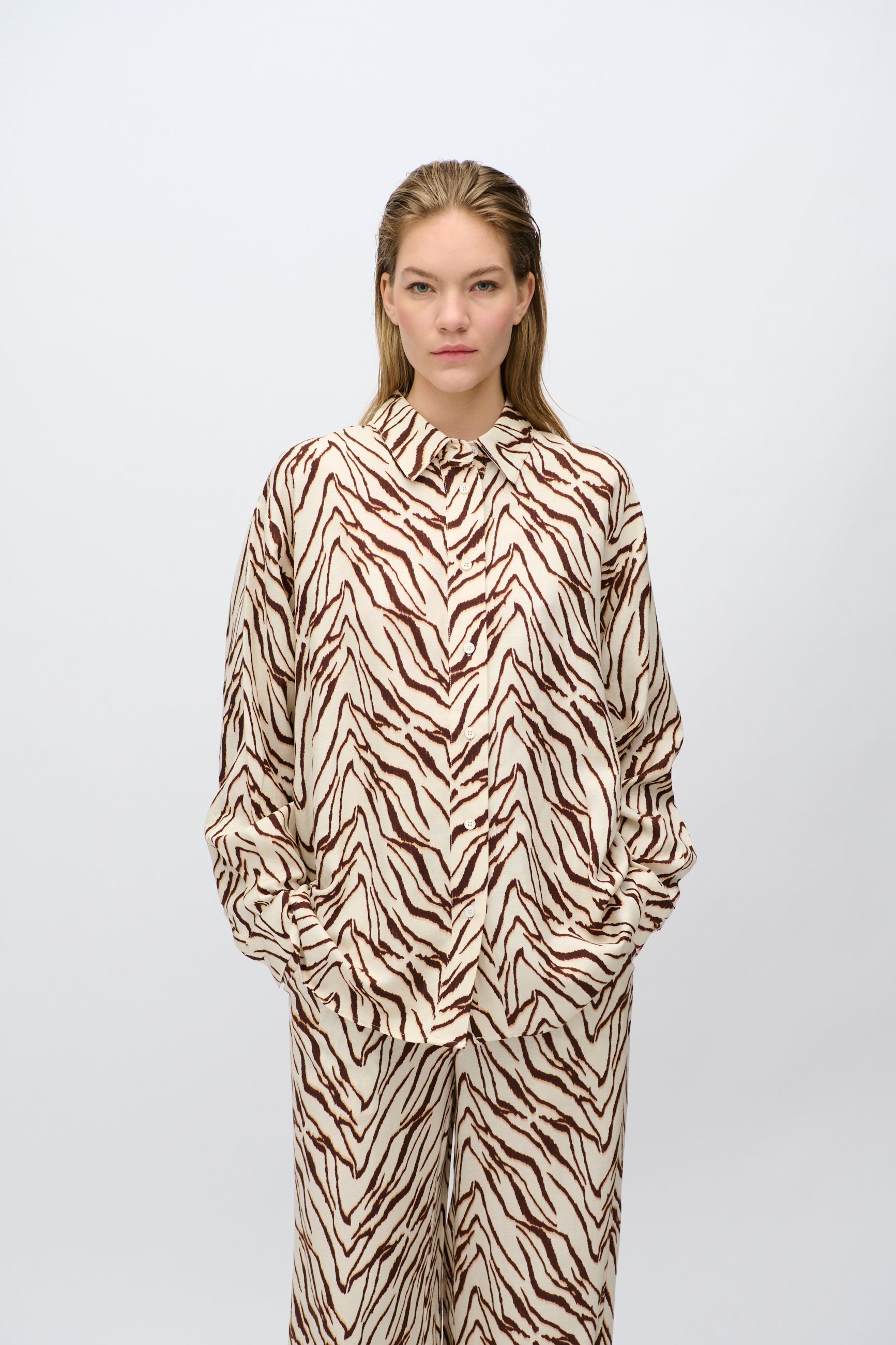 minimum female Harper long sleeved linen blend shirt 4263 Long Sleeved Shirt 1235 Sandstorm