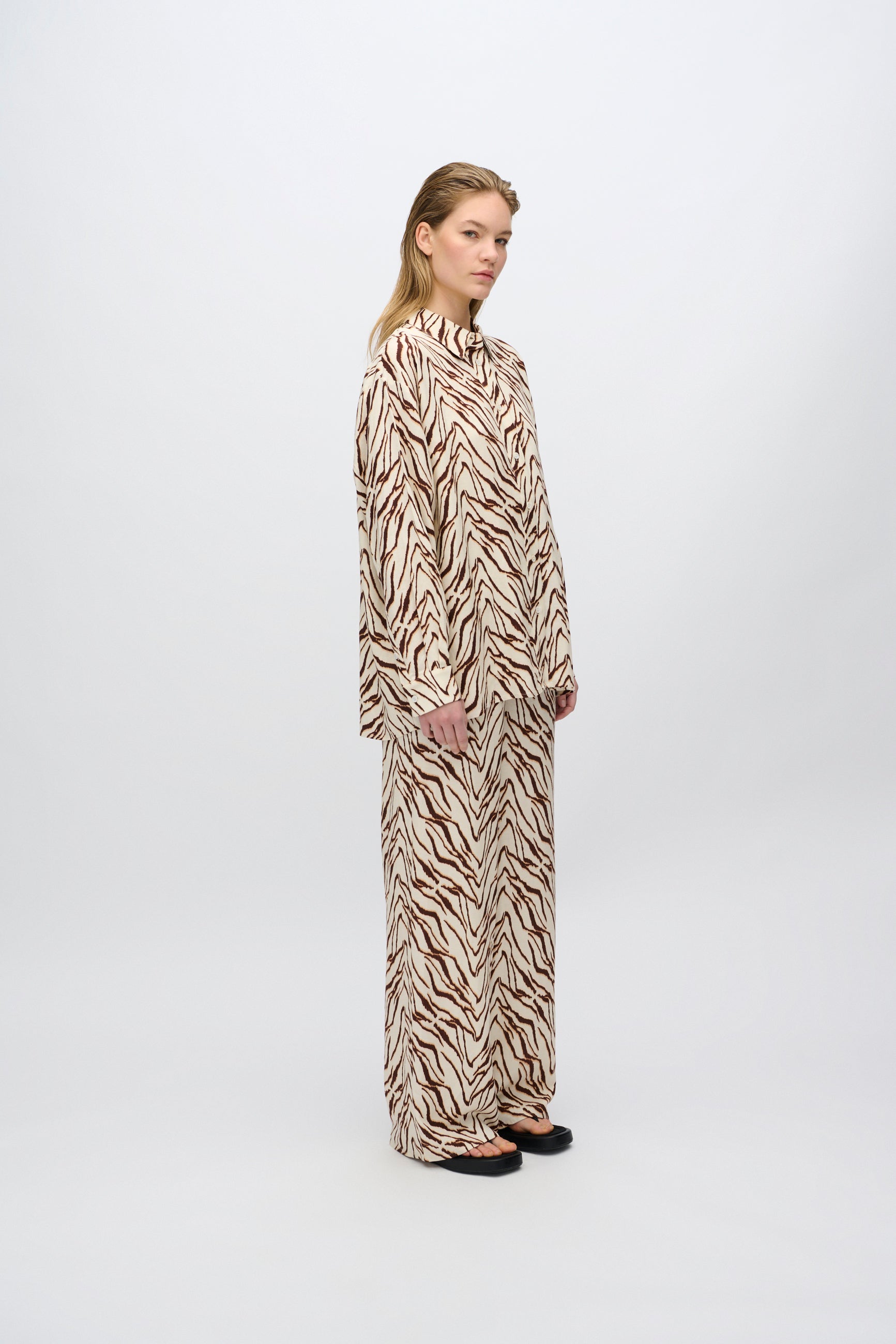 minimum female Harper long sleeved linen blend shirt 4263 Long Sleeved Shirt 1235 Sandstorm