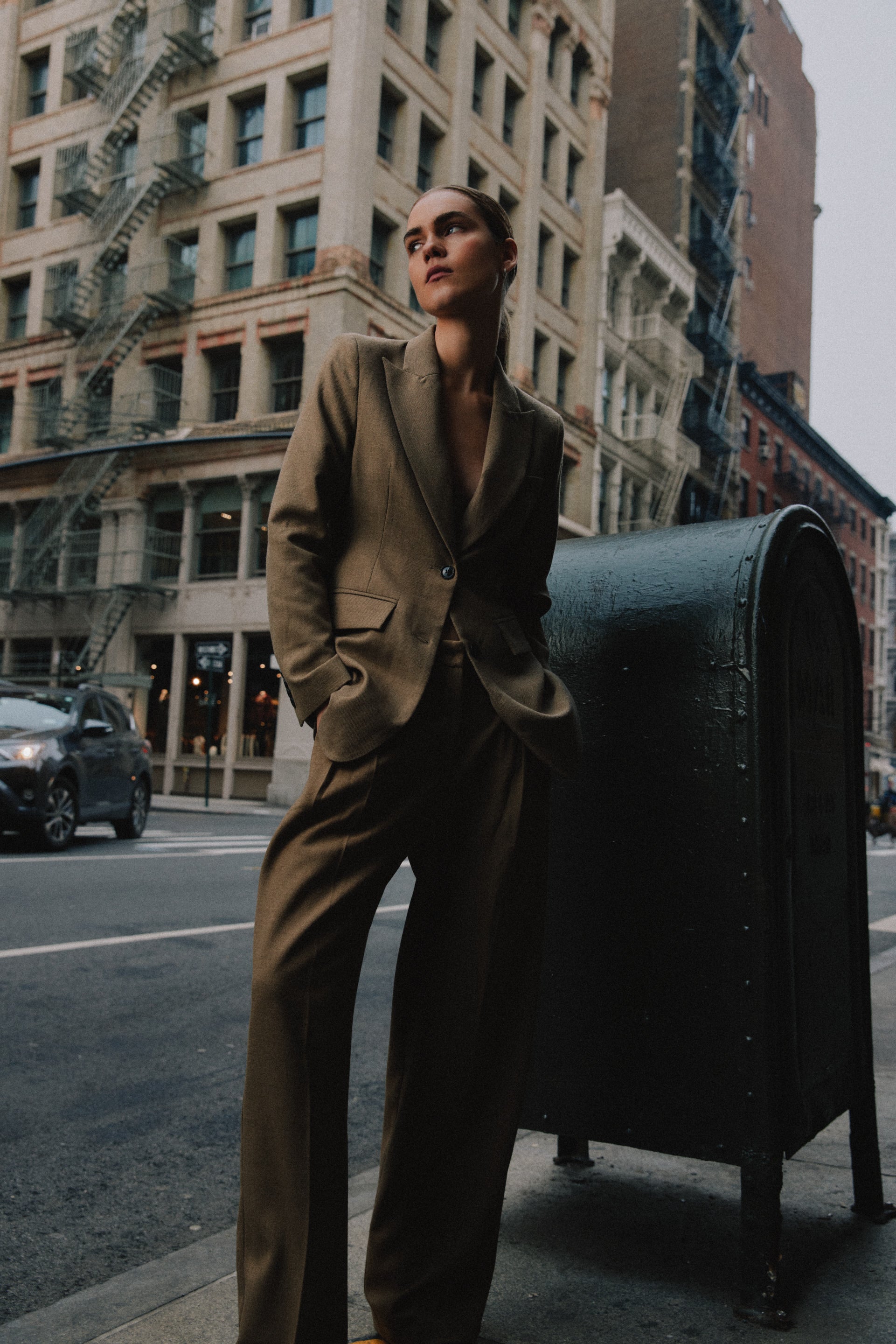 Vrouw in een beige pak in de straten van New York.