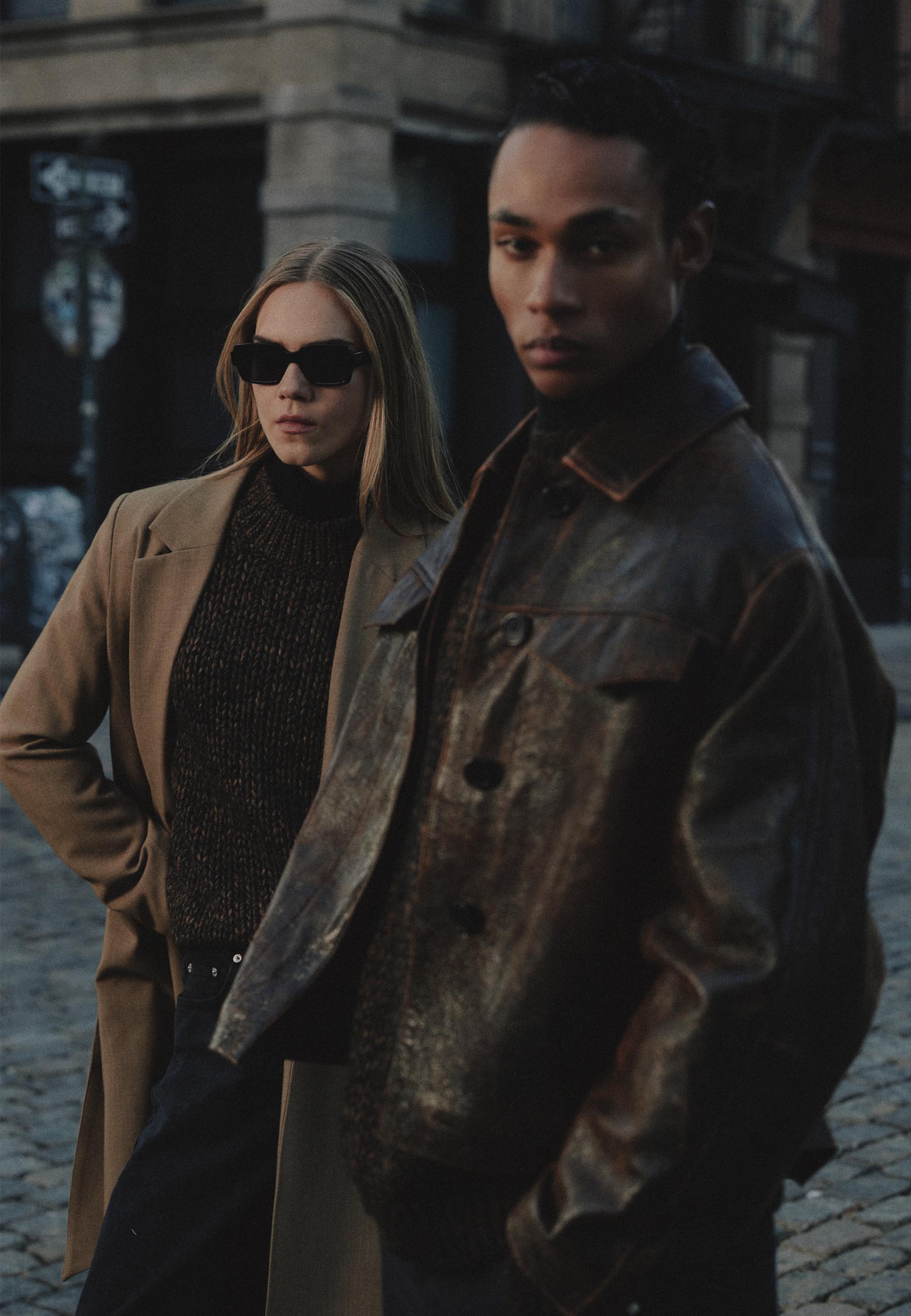 Een man en een vrouw in New York, gekleed in kleding van Minimum.